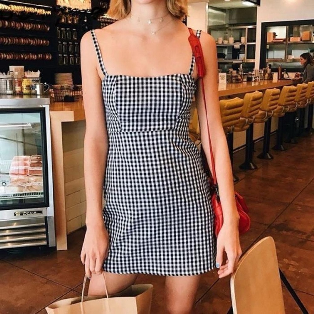 Brandy Melville Gingham dress One size
Fits xs-s